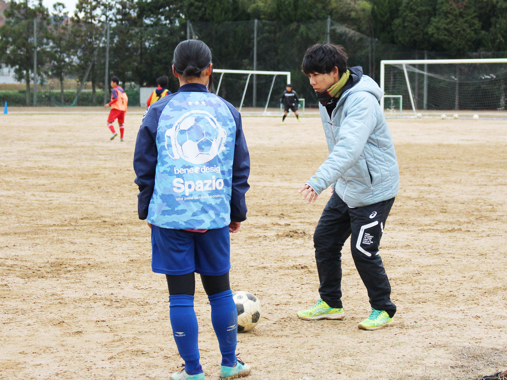 熱心に選手を指導する田邊監督